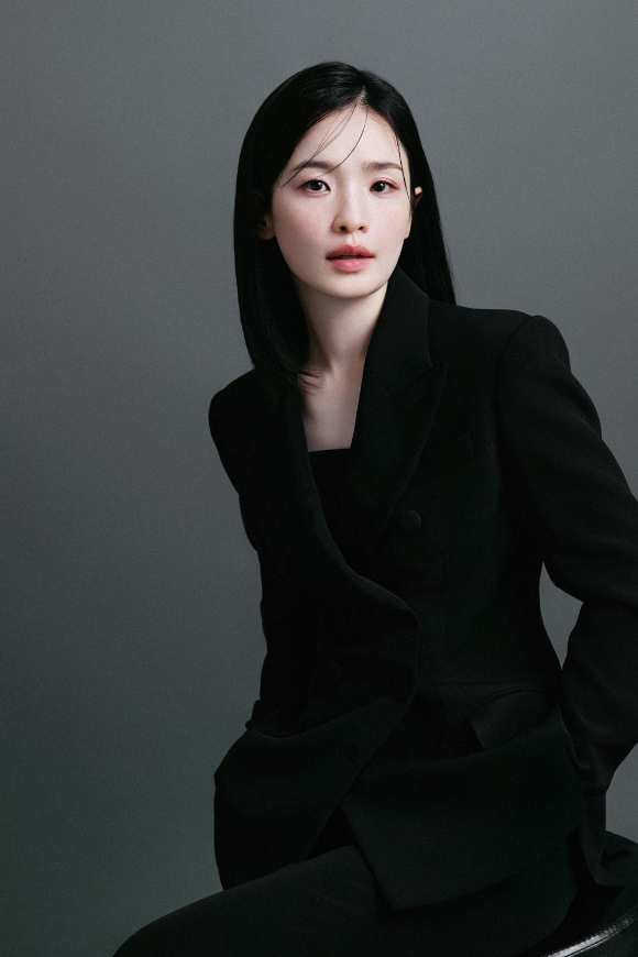 배우 전미도가 프로필 촬영에서 포즈를 취하고 있다. [사진=미디어랩시소]