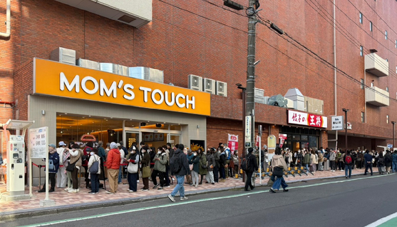 치가사키점 오픈일 매장 앞에서 웨이팅 중인 고객들 모습. [사진=맘스터치]