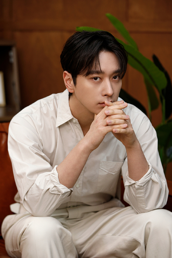 2PM 멤버이자 배우 황찬성이 넷플릭스 시리즈 '사냥개들' 시즌2 인터뷰에 앞서 포즈를 취하고 있다. [사진=엘줄라이엔터테인먼트]