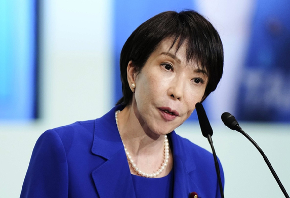 다카이치 사나에 일본 총리가 국제 투자포럼 연설에서 일본 애니메이션 '진격의 거인' 명대사를 인용하며 "닥치고 전부 내게 투자하라"고 외쳐 눈길을 끌었다. [사진=연합뉴스]