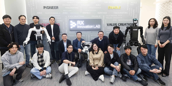 LG CNS RX 이노베이션 랩 출범식에서 임직원들이 기념사진을 촬영하고 있다. [사진=LG CNS]