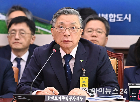 이한준 한국토지주택공사(LH) 사장이 14일 오전 서울 여의도 국회에서 열린 국회 국토교통위원회 국정감사에 출석해 질의에 답하고 있다. [사진=곽영래 기자]