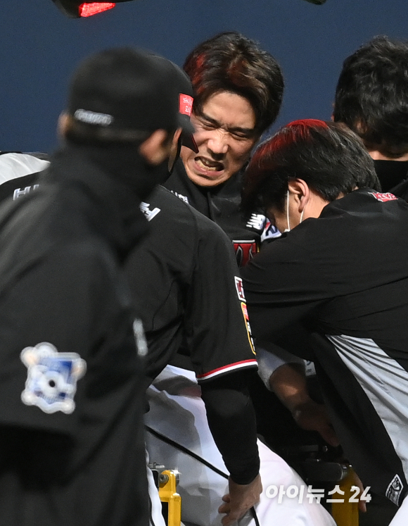 17일 서울 고척스카이돔에서 '2021 신한은행 SOL KBO리그' KT 위즈와 두산 베어스의 한국시리즈 3차전이 진행됐다. KT 박경수가 8회말 무사 1루 상황에서 두산 안재석의 2루수 뜬공을 처리하다 부상을 당한 후 고통을 호소하며 구급차에 오르고 있다. [사진=김성진 기자]