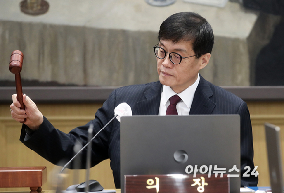 이창용 한국은행 총재가 28일 오전 서울 중구 한국은행에서 열린 금융통화위원회에서 의사봉을 두드리고 있다. [사진=사진공동취재단]