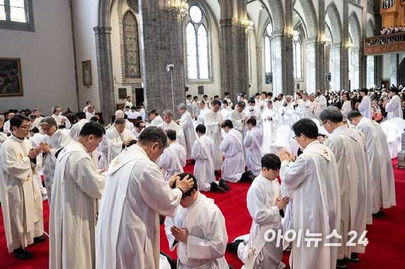 천주교 서울대교구가 서울 중구 명동대성당에서 사제 서품식을 거행한 7일 교구장 정순택 대주교가 식을 주관하고 있다. 부제 26명이 이날 성품성사를 받고 사제 품계를 받았다. [사진=사진공동취재단]
