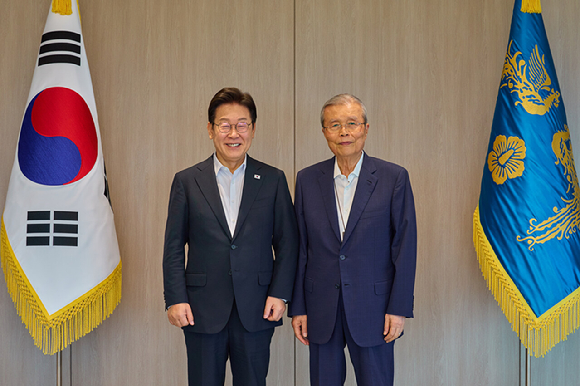이재명 대통령이 17일 서울 용산 대통령실 청사에서 김종인 전 국민의힘 비상대책위원장을 만나 기념촬영을 하고 있다. 2025.7.17 [사진=연합뉴스]