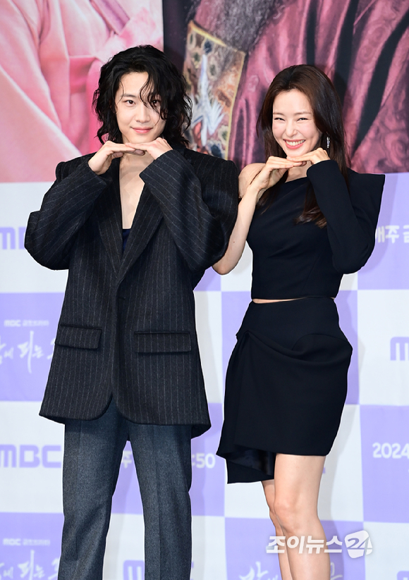배우 이종원과 이하늬가 12일 오후 서울 마포구 상암동 MBC 골든마우스홀에서 열린 MBC 새 금토드라마 '밤에 피는 꽃' 제작발표회에 참석하고 있다. [사진=정소희 기자]