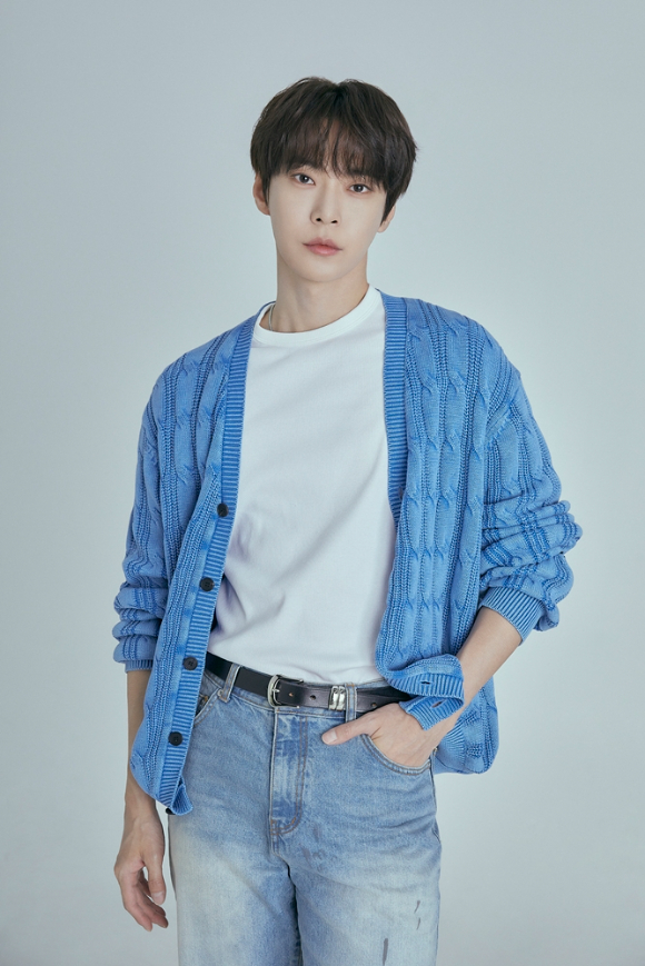 그룹 NCT 도영이 최근 서울 모처에서 진행된 2집 앨범 'Soar' 발매 기념 인터뷰에서 포즈를 취하고 있다. [사진=SM엔터테인먼트]