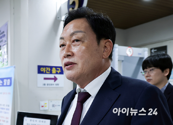 김선교 국민의힘 의원이 20일 서울 서초구 서울중앙지방법원에서 열린 양평 공흥지구 특혜 의혹&middot;특경법 배임 등 관련 공판에 출석하고 있다. 2026.4.20 [사진=사진공동취재단]