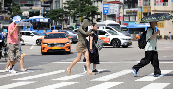 서울 중구 거리에서 시민들이 발걸음을 옮기고 있다. [사진=뉴시스]