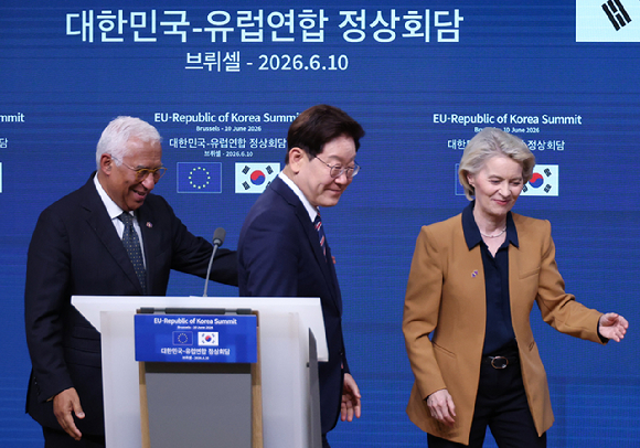 이재명 대통령이 10일(현지시간) 벨기에 브뤼셀 EU이사회 본부에서 열린 안토니우 코스타 EU 정상회의 상임의장, 우르즐라 폰데어라이엔 EU 집행위원장과의 공동언론발표에서 발언하고 있다. 2026.6.11 [사진=연합뉴스]