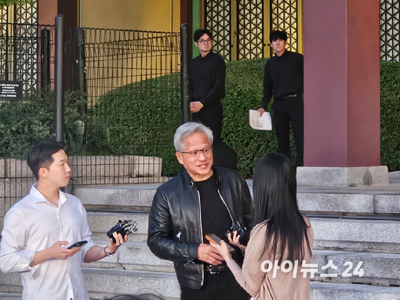 젠슨 황 엔비디아 최고경영자(CEO)가 8일 신라호텔에서 국내 로봇 기업 대표 간의 간담회를 마치고 취재진의 질문에 답하고 있다. [사진=설재윤 기자]