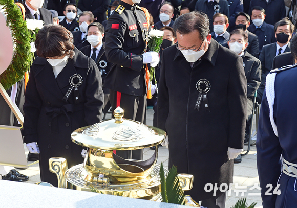 김부겸 국무총리가 22일 서울 동작구 국립서울현충원 내 김영삼 전 대통령 묘역에서 열린 6주기 추모식에서 분향을 한 뒤 고인을 추모하고 있다. [사진=국회사진취재단]