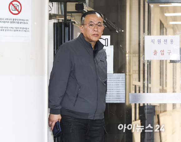 명태균씨가 7일 오후 서울 서초구 서울고등법원에서 열린 윤석열 전 대통령의 무상 여론조사 관련 정치자금법 위반 혐의 항소심에서 무죄를 선고 받은 뒤 법정을 나서고 있다. [사진=곽영래 기자]
