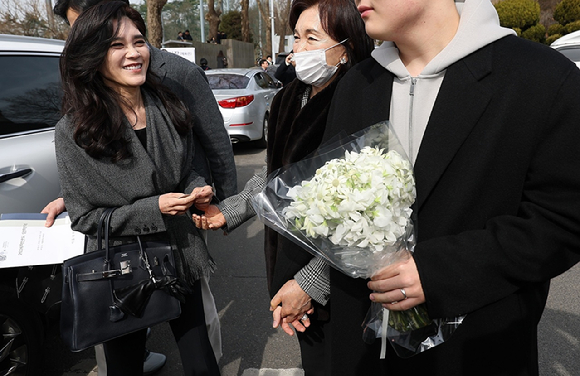이부진 호텔신라 사장(왼쪽)이 26일 서울 관악구 서울대학교에서 열린 입학식이 끝난 뒤 홍라희 리움미술관 명예관장(오른쪽)이 이 사장의 아들 임모 군을 안아주는 모습을 바라보고 있다. 2026.2.26 [사진=연합뉴스]