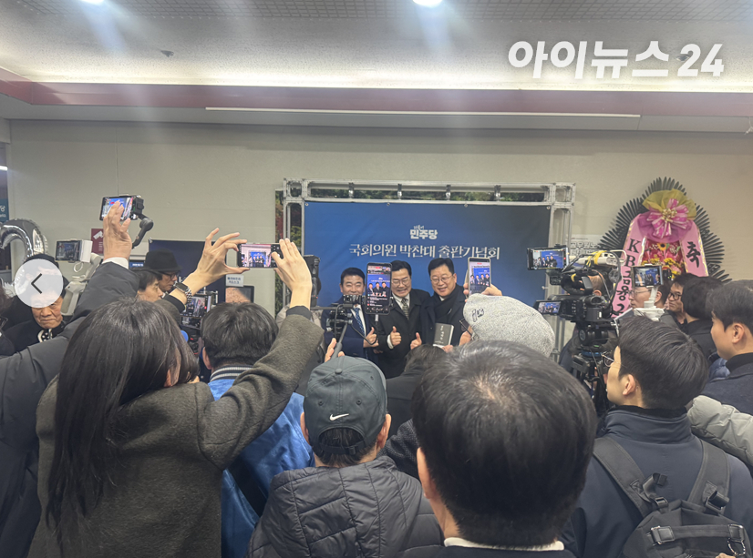 박찬대 전 원내대표가 지난 10일 국회도서관 대강당에서 자신의 첫번째 저서인 '검은 싸락눈' 출판기념회를 앞두고 당원, 지지자 등과 기념 촬영을 하고 있다. 이날 동료 의원을 포함해 많은 인파가 모인 가운데 언론사, 유튜버 등 취재 경쟁이 치열하다. [사진=조정훈 기자]