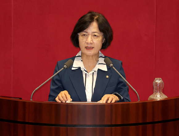 21일 서울 여의도 국회 본회의에서 법제사법위원회 위원장으로 선출된 더불어민주당 추미애 의원이 당선 인사를 하고 있다. [사진=연합뉴스]