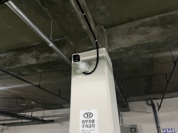 송파구가 5억 7000만원의 예산을 투입해 '2026년 공동주택지원사업'을 추진한다. 사진은 공동주택지원사업으로 가락우성2차아파트에 설치된 열화상카메라. [사진=송파구]