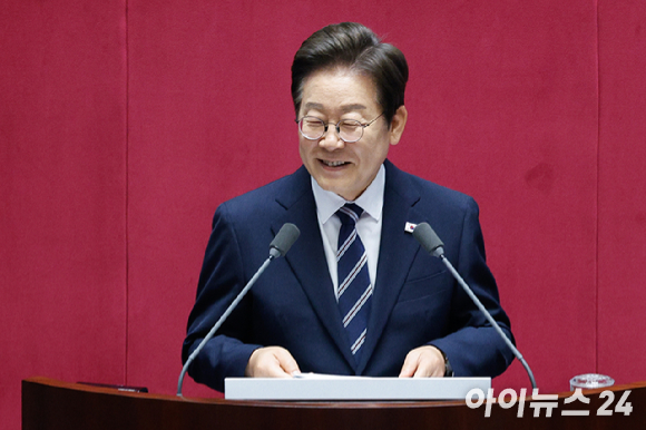 이재명 대통령이 지난 26일 국회 본회의장에서 추가경정예산 시정연설을 하고 있다. [사진=국회사진기자단]