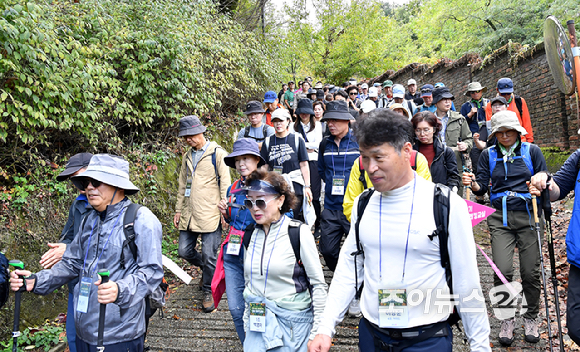 19일 서울 종로구 부암동 백사실 계곡에서 진행된 '스타 고우리와 함께 하는 제10회 희망찾기 등산·트레킹 교실'에서 참가자들이 트레킹을 하고 있다. [사진=곽영래 기자]