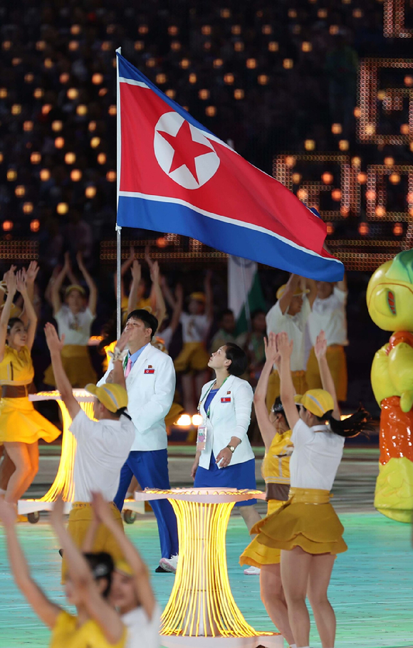 23일(현지시간) 중국 항저우 올림픽스포츠센터 스타디움에서 열린 2022 항저우 아시안게임 개막식에서 북한 선수단이 입장하고 있다. [사진=뉴시스]