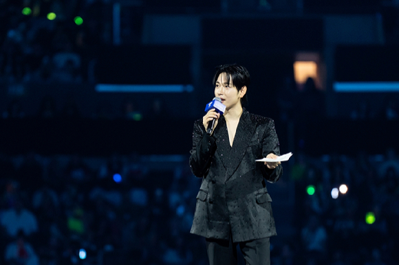 배우 임시완이 지난 1일(현지시간)부터 3일까지 미국 로스앤젤레스 크립토닷컴 아레나에서 열린 K-팝 팬&아티스트 페스티벌 '케이콘 엘에이 2025(KCON LA 2025)' 무대에서 진행을 하고 있다. [사진=CJ ENM]