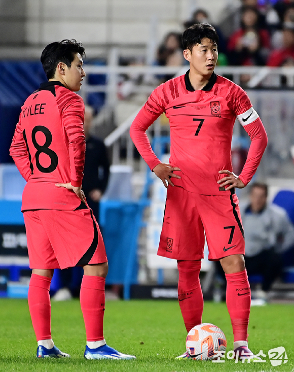 클린스만 감독이 이끄는 한국 축구대표팀은 17일 수원월드컵경기장에서 열린 베트남과 평가전에서 6-0 대승을 거뒀다. 후반 한국 이강인과 손흥민이 프리킥을 준비하고 있다. [사진=곽영래 기자]