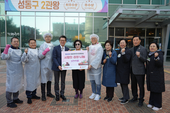 김주일 대원제약 부사장, 김연섭 대원제약 부사장, 백인영 대원제약 헬스케어사업본부장, 정원오 성동구청장, 임옥희 대한적십자사 성동지구협의회장, 백인환 대원제약 사장, 남연희 성동구의회 의장, 이민옥 서울시의회 의원, 오천수 성동구의회 부의장, 이영심 성동구의회 의원(왼쪽부터)이 기념촬영을 하고 있다. [사진=대원제약]