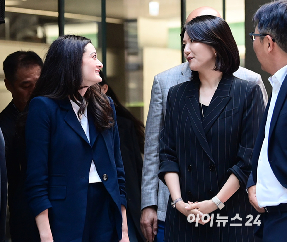 젠슨 황 엔비디아 최고경영자(CEO)가 8일 경기도 성남시 정자동에 위치한 네이버 1784 사옥에 방문했다. 황 CEO의 장녀 메디슨 황 엔비디아 옴니버스&middot;로보틱스 제품 마케팅 수석이사와 최수연 네이버 대표가 이야기를 나누고 있다. [사진=정소희 기자]