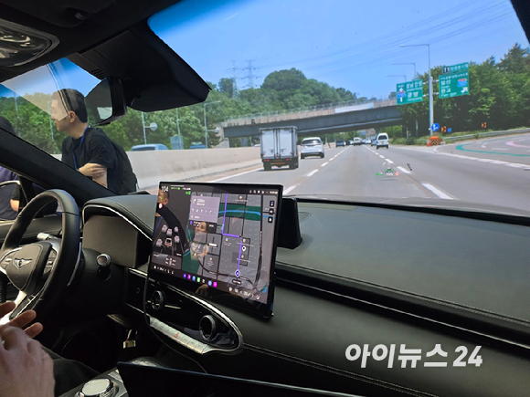 현대차·기아 'UX 스튜디오 서울'의 어드밴스드 리서치 랩 내 시뮬레이션 룸에서 주행 테스트를 하는 모습. [영상=김종성 기자]