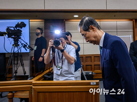 한덕수 전 국무총리가 30일 서울 서초구 서울중앙지법에서 열린 내란 우두머리 방조 및 위증 등 혐의 재판에 피고인으로 출석하고 있다. [사진=사진공동취재단]