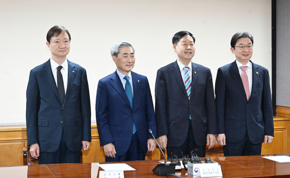 구윤철 경제부총리 겸 재정경제부 장관(오른쪽 두 번째)이 30일 서울시 중구 은행연합회관에서 열린 확대 거시경제금융회의에 참석했다. 왼쪽부터 이찬진 금융감독원장, 신현송 한국은행 총재, 구윤철 경제부총리, 이억원 금융위원장. [사진=재정경제부]