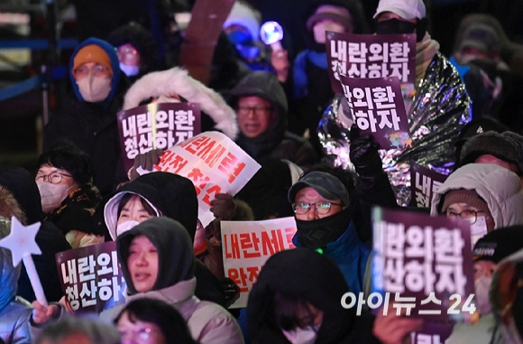 12·3 비상계엄 1년을 맞은 3일 서울 여의도 국회 앞에서 열린 '12·3 내란외환 청산과 종식, 사회대개혁 시민대행진'에서 시민들이 응원봉과 피켓을 흔들고 있다. [사진=곽영래 기자]