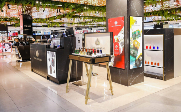 서울 강남구에 위치한 현대백화점 무역센터점 2층 리퀴드퍼퓸바 매장에서 고객이 향수 제품을 구경하고 있는 모습. [사진=현대백화점] [사진=각 사]