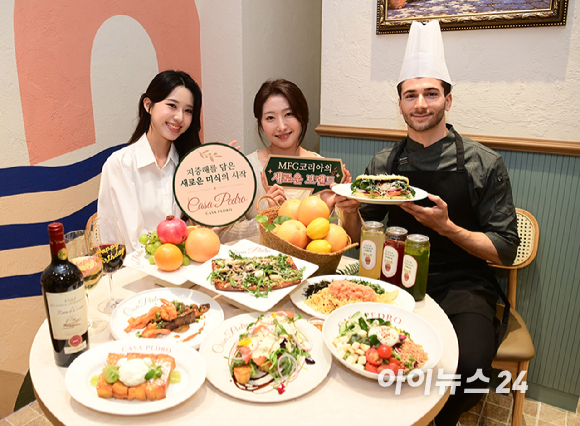 20일 서울 종로구 까사페드로 스타필드애비뉴 그랑서울점에서 열린 신규 외식 브랜드 까사페드로(Casa Pedro) 첫 매장 오픈 행사에서 모델들이 메뉴를 소개하고 있다. [사진=정소희 기자]