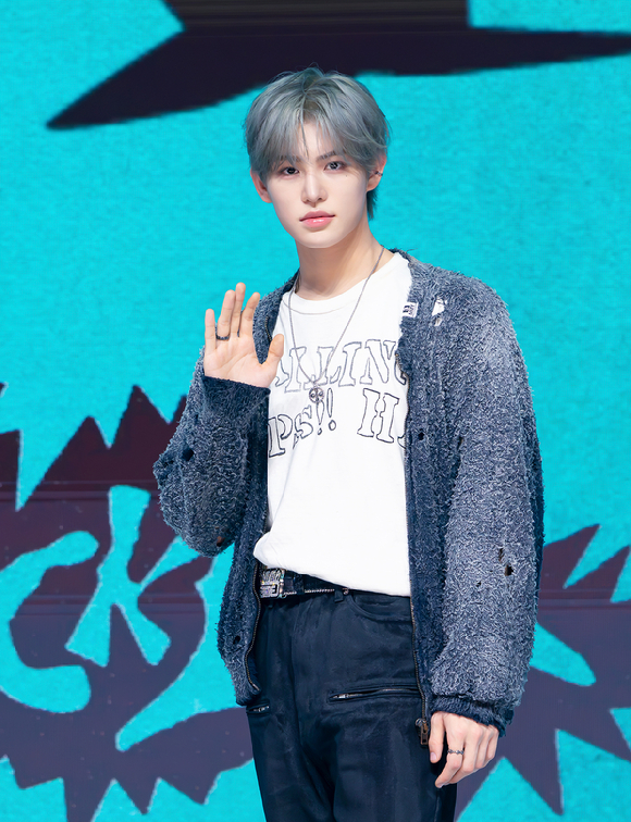 그룹 킥플립 민제가 6일 서울 광진구 예스24 라이브홀에서 열린 '마이 퍼스트 킥' 발매 기념 쇼케이스에서 포즈를 취하고 있다. [사진=JYP엔터테인먼트]