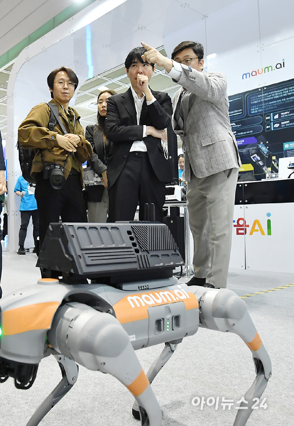 이세돌 전 프로 바둑기사가 22일 서울 강남구 코엑스에서 열린 2026 월드IT쇼에서 마음AI 부스를 둘러보고 있다. [사진=곽영래 기자]