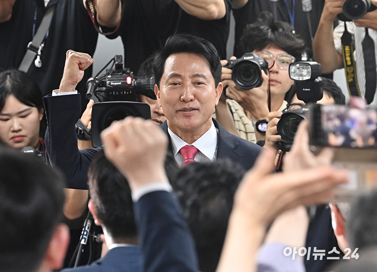 국민의힘 오세훈 서울시장 후보가 제9회 전국동시지방선거일 다음날인 4일 서울 종로구 대왕빌딩에 마련된 선거사무소에서 입장을 밝힌 뒤 기뻐하고 있다. [사진=곽영래 기자]