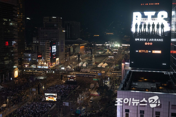 방탄소년단(BTS)이 21일 오후 서울 광화문 광장에서 정규 5집 '아리랑(ARIRANG)' 앨범 발매를 기념해 컴백 무대를 선보이고 있다. [사진=사진공동취재단]