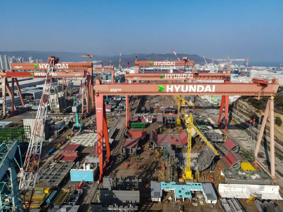 롤란트 부시 지멘스 최고경영자(CEO&middot;왼쪽)와 젠슨 황 엔비디아 CEO가 6일(현지시간) 미국 라스베이거스에서 열린 가전&middot;정보기술(IT) 전시회 'CES 2026' 무대에서 악수하고 있다. [사진=연합뉴스]