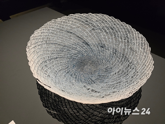 '렉서스 크리에이티브 마스터즈 2025' 최종 우승작인 최선혜 작가의 '깨진 그릇'. [사진=김종성 기자]