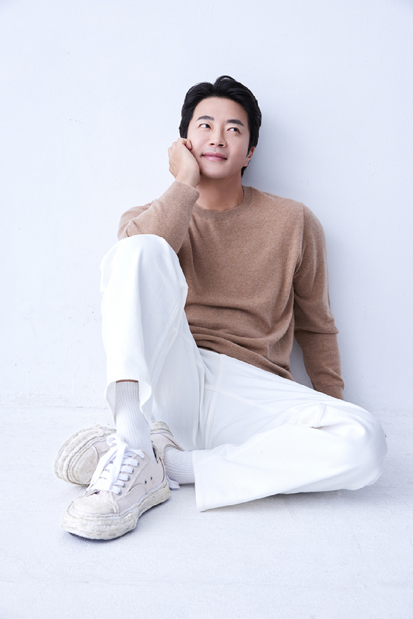 배우 권상우가 영화 '하트맨' 인터뷰에 앞서 포즈를 취하고 있다. [사진=수컴퍼니]