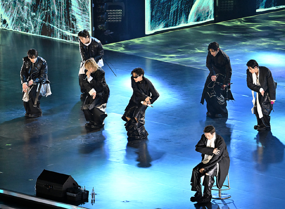 방탄소년단(BTS)이 21일 오후 서울 광화문 광장에서 정규 5집 '아리랑(ARIRANG)' 앨범 발매를 기념해 컴백 무대를 선보이고 있다. [사진=사진공동취재단]