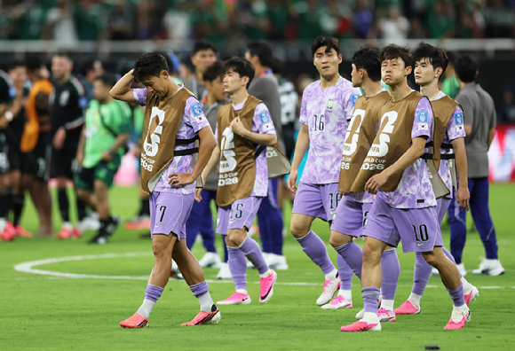 19일 오전 10시(한국시간) 멕시코 과달라하라 스타디움에서 열린 2026 북중미 월드컵 A조 2차전 경기에서 대한민국 대표팀이 패배 후 아쉬워 하고 있다. [사진=로이터/연합뉴스]