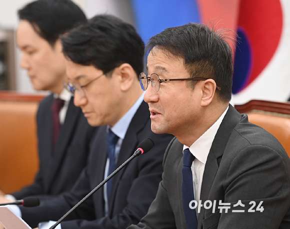 한병도 더불어민주당 원내대표가 10일 서울 여의도 국회에서 열린 원내대책회의에서 발언하고 있다. [사진=곽영래 기자]