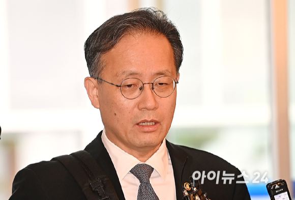 이형일 부총리 겸 재정경제부 장관 후보자가 3일 오전 서울 중구 예금보험공사에 마련된 인사 청문회 준비 사무실로 출근하고 있다. [사진=곽영래 기자]