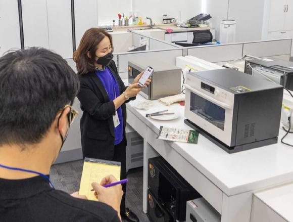 LG전자 연구원이 디오스 오브제컬렉션 광파오븐의 인공지능쿡 기능을 설명하고 있다. [사진=LG전자]