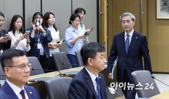 신현송 한국은행 총재가 28일 서울 중구 한국은행 본관에서 열린 취임 후 첫 금융통화위원회 본회의에 참석하고 있다. [사진=사진공동취재단]