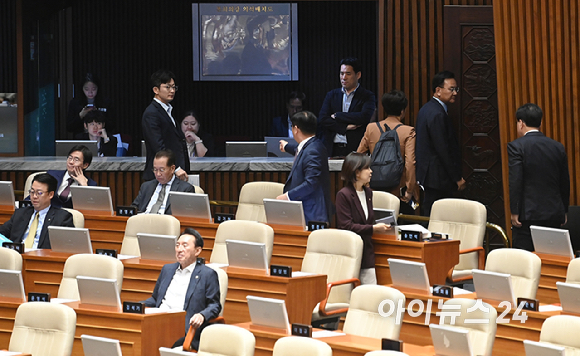국민의힘 송언석 원내대표와 의원들이 8일 서울 여의도 국회에서 열린 본회의에서 우원식 국회의장이 개헌안 표결에 불참하고 50개 비쟁점 법안에 대해 필리버스터를 신청한 국민의힘에 대해 유감을 표명하자 반발하며 퇴장하고 있다. [사진=곽영래 기자]