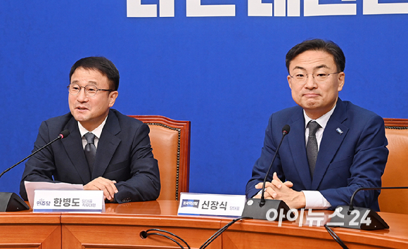신장식 조국혁신당 신임 당대표가 28일 서울 여의도 국회에서 한병도 더불어민주당 당대표 직무대행 겸 원내대표를 예방해 대화를 하고 있다. [사진=곽영래 기자]